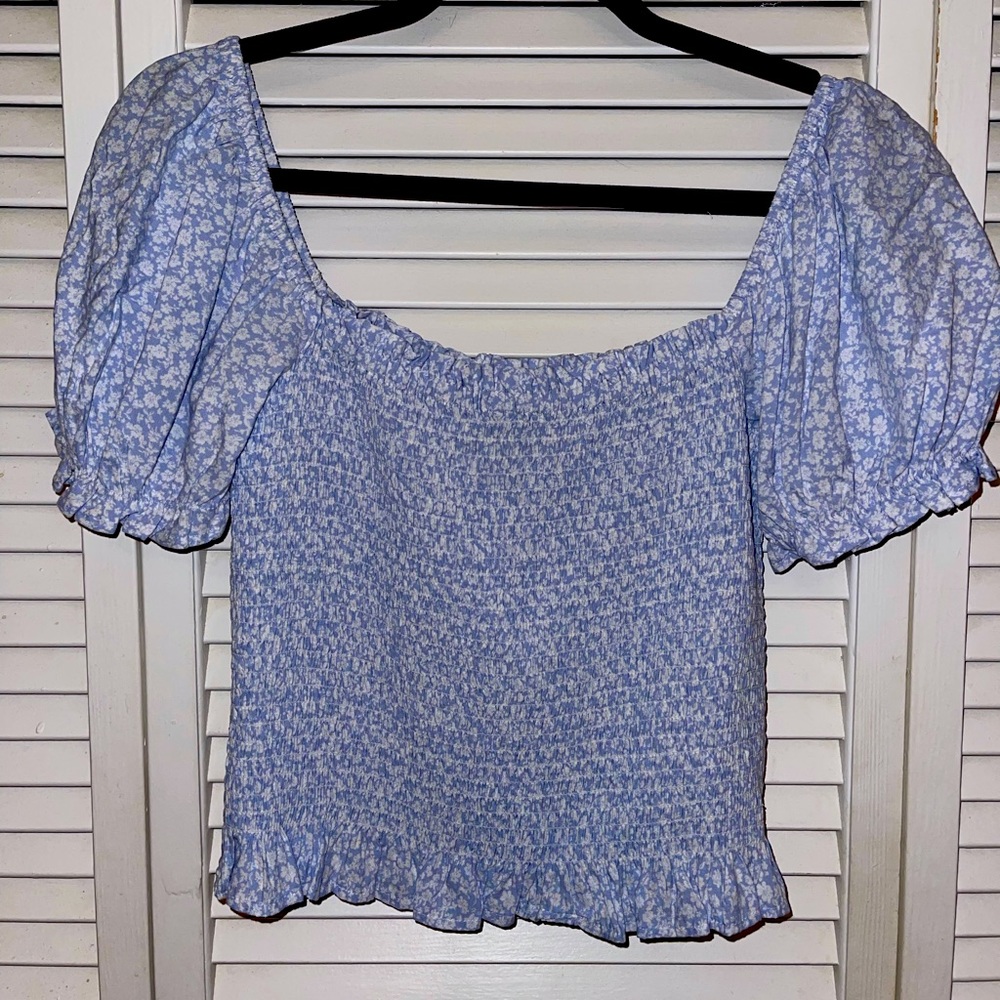 Puffy sleeve, ruched, blue & white floral top